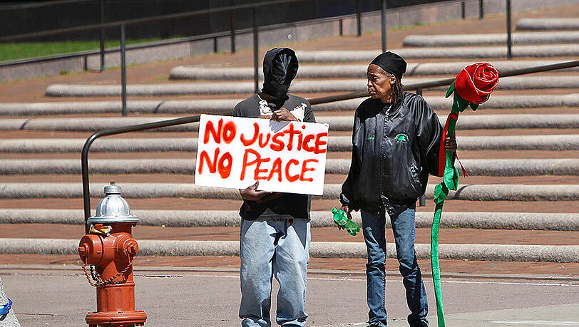 "No justice, no peace": Nach dem umstrittenen Freispruch des Polizisten kam es wieder zu Unruhen. "No justice, no peace": Nach dem umstrittenen Freispruch des Polizisten kam es wieder zu Unruhen.