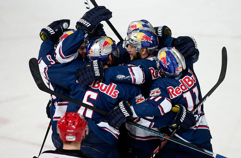 Die Spieler des EHC feiern den zwischenzeitlichen Treffer zum 1:0. Am Ende konnte wieder gefeiert werden, weil man den Final-Auftakt mit 2:1 für sich entschied.