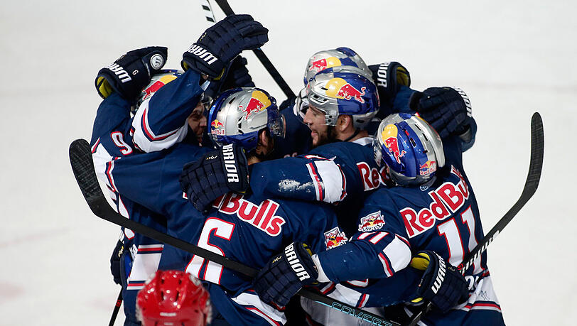 Die Spieler des EHC feiern den zwischenzeitlichen Treffer zum 1:0. Am Ende konnte wieder gefeiert werden, weil man den Final-Auftakt mit 2:1 für sich entschied. Die Spieler des EHC feiern den zwischenzeitlichen Treffer zum 1:0. Am Ende konnte wieder gefeiert werden, weil man den Final-Auftakt mit 2:1 für sich entschied.