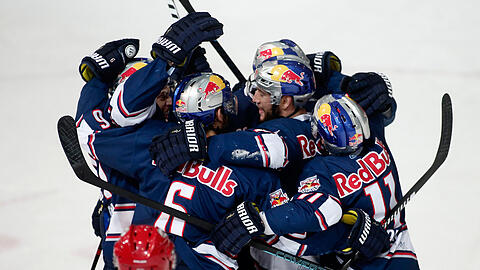 Die Spieler des EHC feiern den zwischenzeitlichen Treffer zum 1:0. Am Ende konnte wieder gefeiert werden, weil man den Final-Auftakt mit 2:1 für sich entschied.