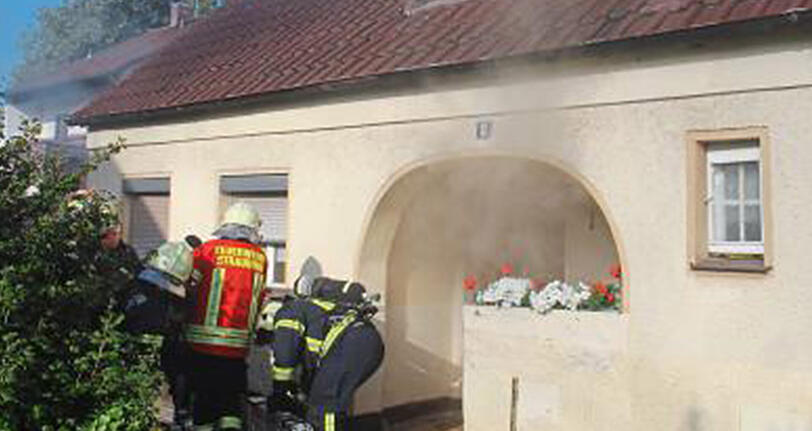 Straubing: Eine 90-Jährige hat sich nicht mehr aus dem Erdgeschoss dieses Hauses retten können.