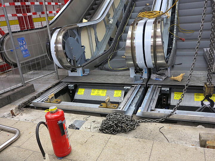 An der U-Bahnstation vom Ostbahnhof,  Eingang Nord ist bis Ende Mai eine Baustelle: drei Fahrtreppen werden ausgetauscht.