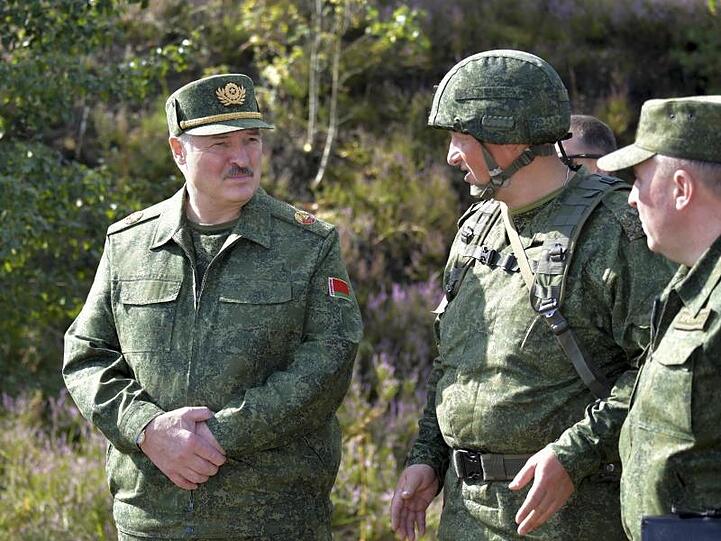 Präsident Alexander Lukaschenko (l) beim Truppenbesuch in Grodno.
