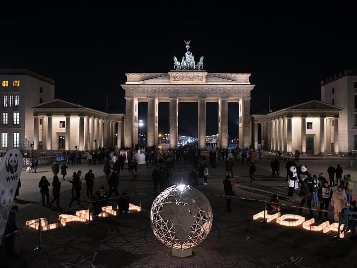 Am Brandenburger Tor gehen bei der "Earth Hour" die Lichter aus.