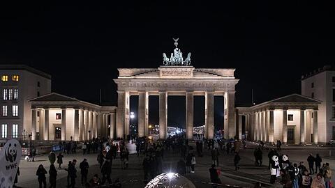 Am Brandenburger Tor gehen bei der "Earth Hour" die Lichter aus.