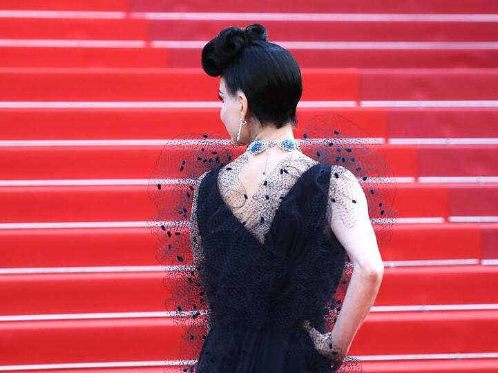 Dita Von Teese kommt zur Premiere von "Rocketman".