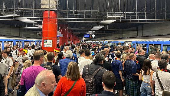 Ohje! Wegen eines defekten Zuges geht bei der U6 aktuell nichts mehr. Hier ein Bild vom Odeonsplatz drei Stunden vor dem Anpfiff.