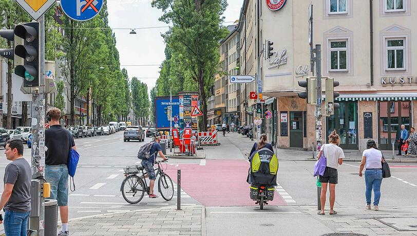 Großes Gewusel auf der Lindwurmstraße. Einen aufwendigen Umabu wollen Grüne und SPD aber nicht in Angriff nehmen.