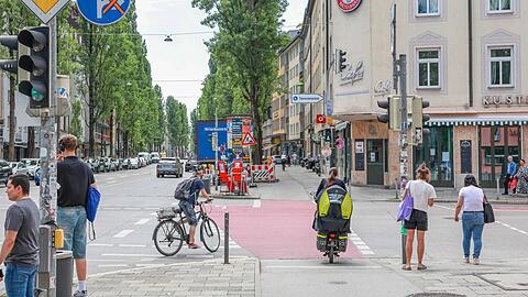 Großes Gewusel auf der Lindwurmstraße. Einen aufwendigen Umabu wollen Grüne und SPD aber nicht in Angriff nehmen.