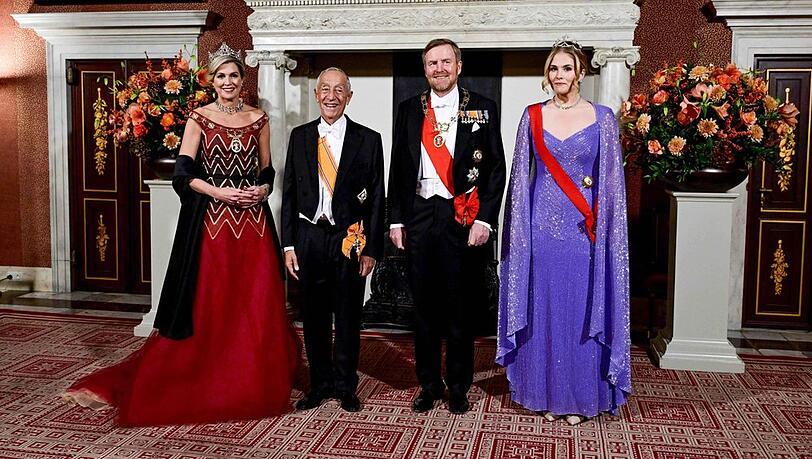 König Willem-Alexander der Niederlande, Ehefrau Königin Máxima sowie ihre Tochter Amalia (re.) mit ihrem Gast.