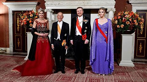 König Willem-Alexander der Niederlande, Ehefrau Königin Máxima sowie ihre Tochter Amalia (re.) mit ihrem Gast.