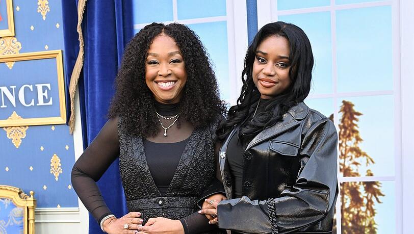 Shonda Rhimes mit ihrer Tochter Harper im März 2025.