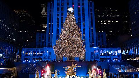 Der hell erleuchtete Weihnachtsbaum am Rockefeller Center geh&ouml;rt fest zum traditionellen Weihnachtsprogramm der Millionenmetropole New York.