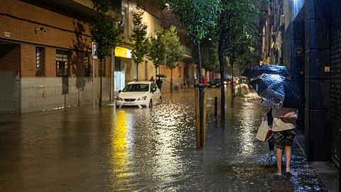 Zahlreiche Stra&szlig;en im Gro&szlig;raum von Barcelona wie hier in Bellvitge standen unter Wasser.