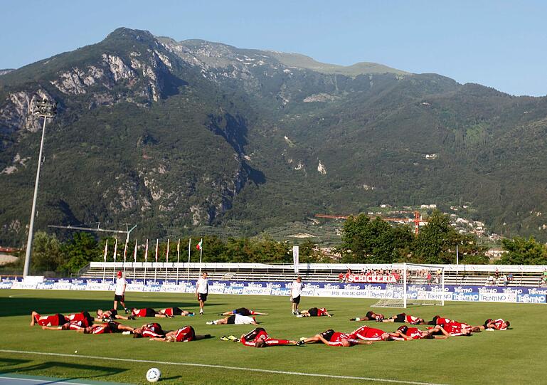 Der FC Bayern München hat in seinem Trainingslager am Gardasee die erste Einheit bestritten. Impressionen aus Arco.
