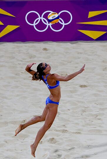 Wummernde Beats, tanzende Fans, knappe Bikinis und die besten Beachvolleyballer der Welt: Beim olympischen Turnier auf dem Horse Guards Parade wird ausgelassen gefeiert.