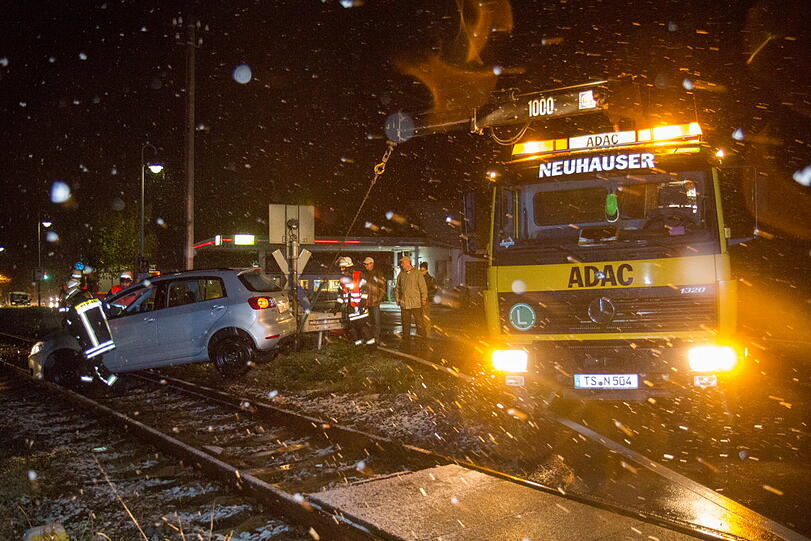 Einfach mitten auf die Gleise gelenkt: Ein Wagen steckt am Samstagabend auf den Schienen fest. Über eine Stunde dauerte die Bergung. Der Zugverkehr war gesperrt.