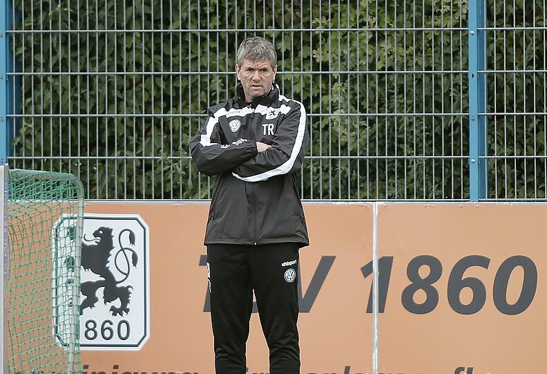 Training an der Grünwalder: Friedhelm Funkel bei der Einheit mit dem TSV 1860. Die Bilder