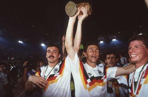 Jürgen Kohler (l.) hier mit Klaus Augenthaler und Stefan Reuter, war Teil der Weltmeister-Mannschaft von 19990.