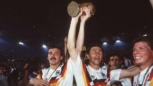 Jürgen Kohler (l.) hier mit Klaus Augenthaler und Stefan Reuter, war Teil der Weltmeister-Mannschaft von 19990. Jürgen Kohler (l.) hier mit Klaus Augenthaler und Stefan Reuter, war Teil der Weltmeister-Mannschaft von 19990.