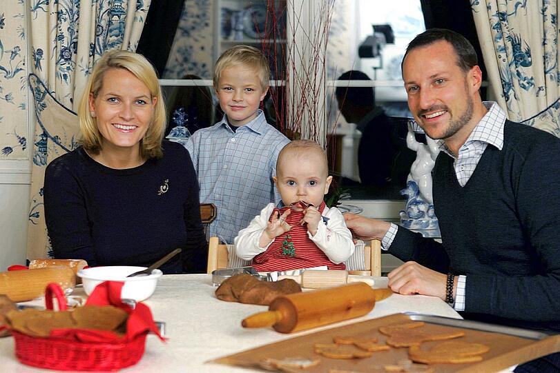 Auch in Norwegen ist man stolz auf den royalen Nachwuchs: Mette-Marit und Kronprinz Haakon backen mit Marius und Klein-Ingrid. Sie wird ihrem Vater eines Tages auf den Thron nachfolgen, da ihr Bruder Marius von Mette-Marit mit in die Ehe gebracht wurde und somit keinen Anspruch auf den Thron hat. Vor kurzem hat die Familie nochmal Zuwachs bekommen: den kleinen Prinzen Sverre Magnus.