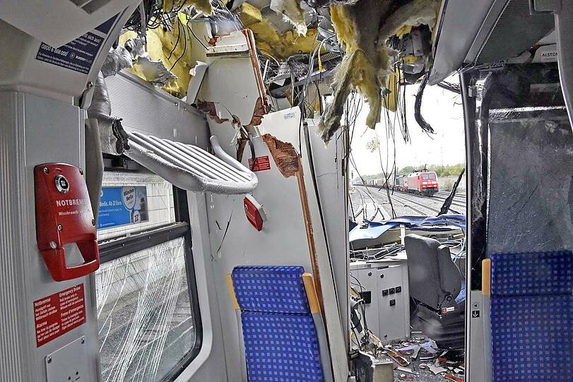 Bagger-Unfall! Als wäre eine Granate eingeschlagen: So sieht die S-Bahn von innen aus, die in Olching von einer Baggerschaufel aufgeschlitzt wurde.