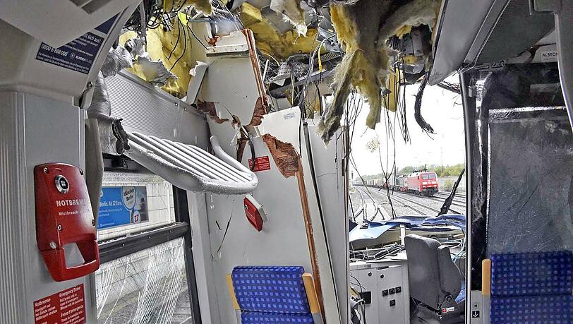 Bagger-Unfall! Als wäre eine Granate eingeschlagen: So sieht die S-Bahn von innen aus, die in Olching von einer Baggerschaufel aufgeschlitzt wurde.