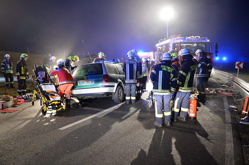 Ein Linienbus und zwei Autos sind am Montag bei Grabenstätt (Kreis Traunstein) zusammengestoßen. Die Bilder von der Unfallstelle.