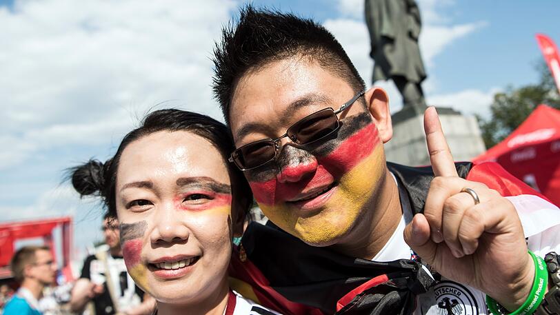 Bunt und lebendig: Fußball-Fans aus aller Herren Länder bevölkern während der WM die russischen Städte.
