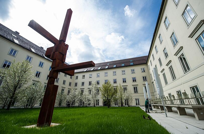 Eine Aufnahme des Innenhofs des Ordinariats München. Juristen fordern Durchsuchungen unter anderem der Räumlichkeiten des Erzbistums München Freising