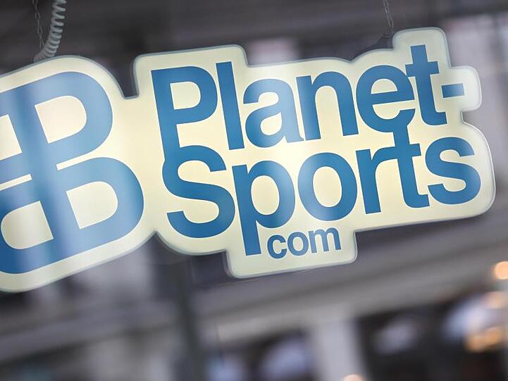 Das Logo der Münchner Sportkette Planet Sports in einer Filiale zu sehen. Foto: picture alliance / dpa / Archivbild