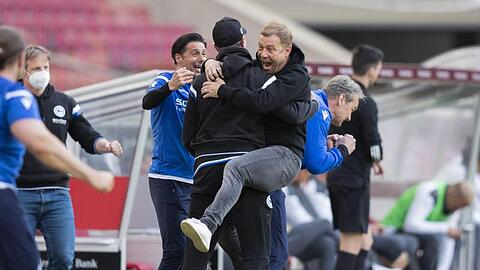 Bielefelds Trainer Frank Kramer (r) jubelt nach dem Schlusspfiff.