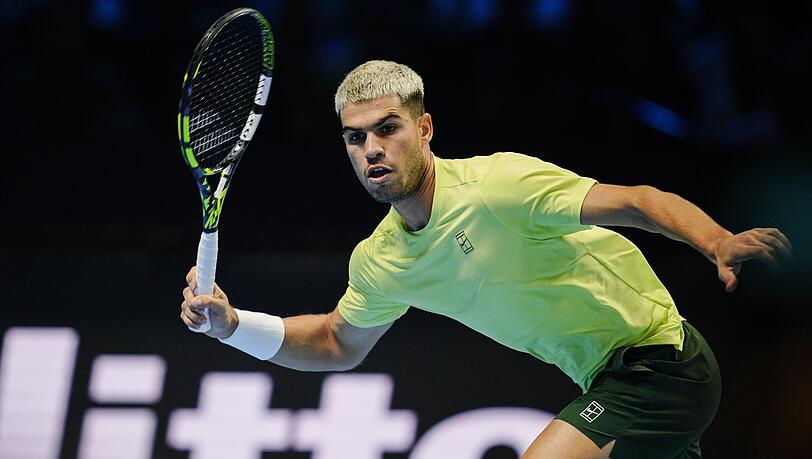 Carlos Alcaraz gewinnt sein Auftaktmatch bei den ATP Finals. Carlos Alcaraz gewinnt sein Auftaktmatch bei den ATP Finals.
