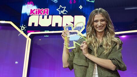 S&auml;ngerin Leony mit ihrem "Kika Award".