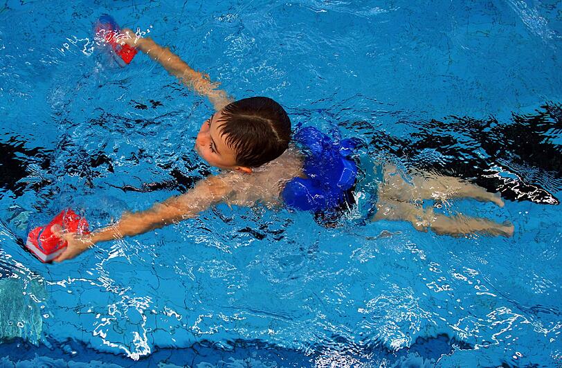 Immer weniger Kinder können schwimmen - dieses hier lernt es gerade.