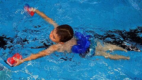 Immer weniger Kinder können schwimmen - dieses hier lernt es gerade.