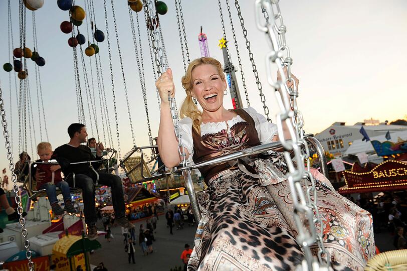 Promis auf dem Oktoberfest! Da geht dem Sportsfreund das Herzerl auf: Die Sportmoderatorinnen Britta Hofmann (Im Dirndl von Alpenprinzessin), Karolin Oltersdorf (Im Angermaier-Dirndl), Birgit Nössing (Das Dirndl) und Jessica Kastrop (Basler-Dirndl) zeigen ihre sexy Dirndl auf dem Oktoberfest. Die schönen Bilder.