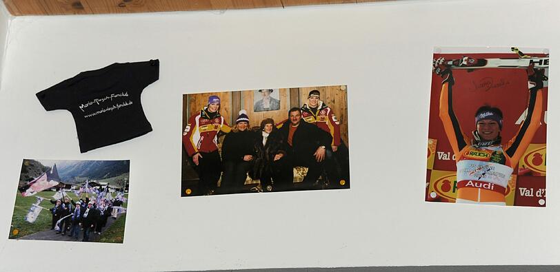 An der Wand im Bistro hängen zahlreiche Bilder und Erinnerungsstücke an die größten Erfolge von Maria Hofl-Riesch.