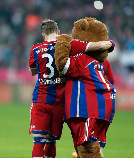 Schweinsteiger ist zurück beim FC Bayern und könnte wohl die ganze Welt umarmen.