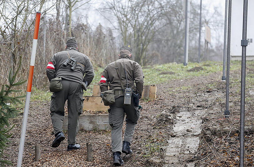 Soldaten patrouillieren entlang der Grenze zwischen der Steiermark und Slowenien.