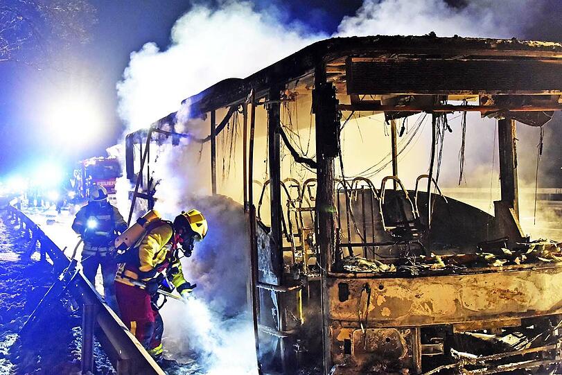 Am Mittwoch brannte auf der A8 bei Irschenberg ein Flüchtlingsbus komplett aus.