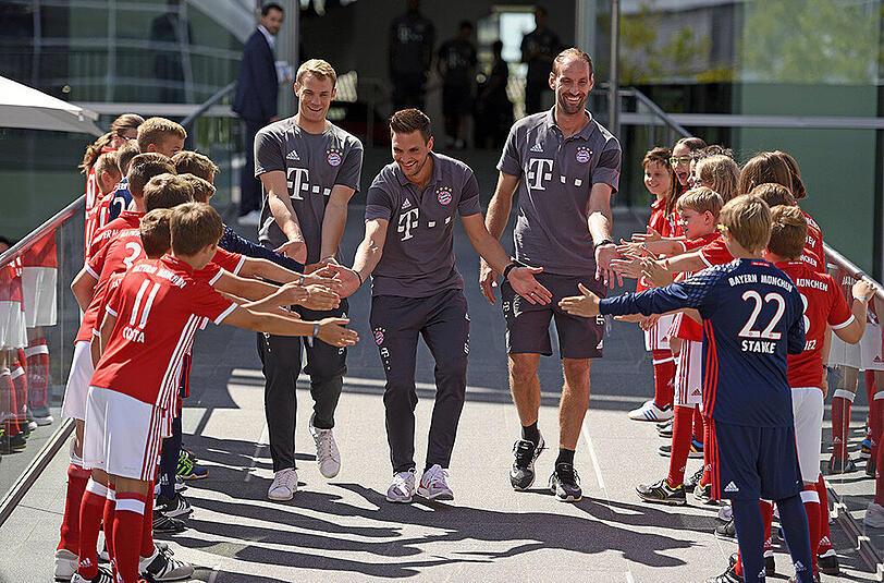 Sven Ulreich (Mitte) mit seinen Torhüter-Kollegen Manuel Neuer (links) und Tom Starke bei der Übergabe der neuen Dienstfahrzeuge für die Profis des FC Bayern.