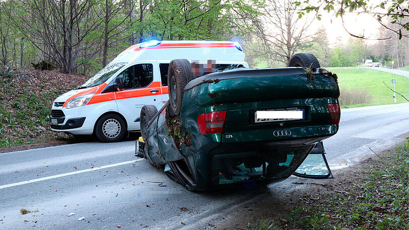 Das Fahrzeug liegt auf dem Dach, die beiden verletzten Insassen mussten ins Krankenhaus gebracht werden.