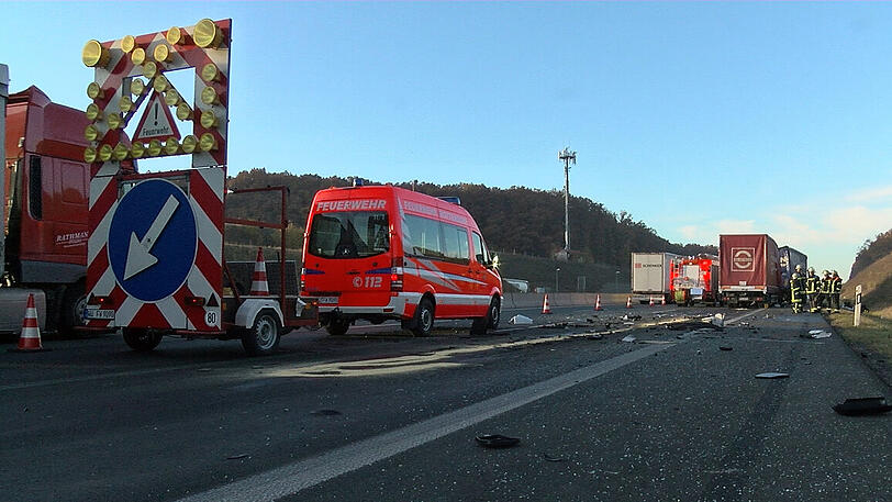 Aus ungeklärter Ursache krachte ein Lastwagen auf der A3 ungebremst in den vor ihm fahrenden Lkw.
