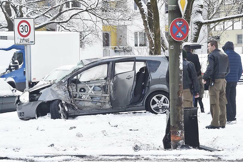 Bei dem Unfall wurden mehrere Personen verletzt.