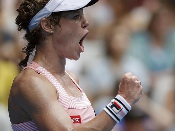 Laura Siegemund bejubelt ihren Sieg gegen Victoria Asarenka.