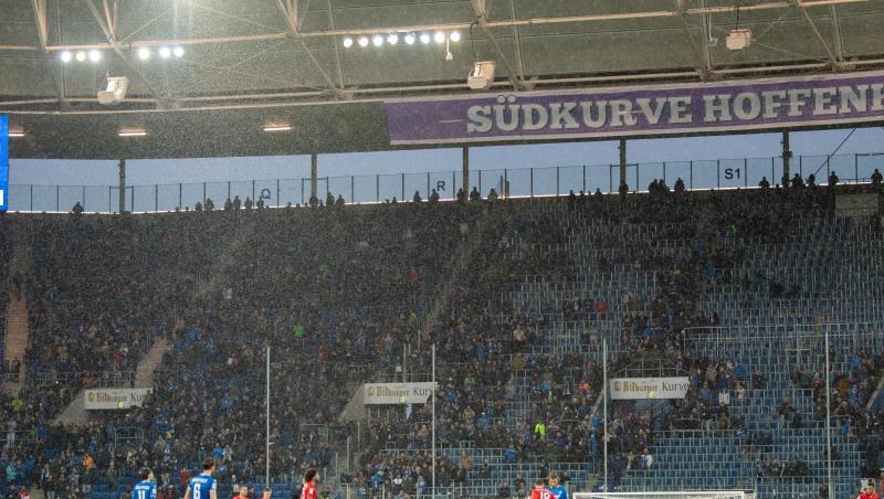 Am Ende gab es nach den Beleidigungen gegen Dietmar Hopp ein Nichtangriffspakt. Am Ende gab es nach den Beleidigungen gegen Dietmar Hopp ein Nichtangriffspakt.