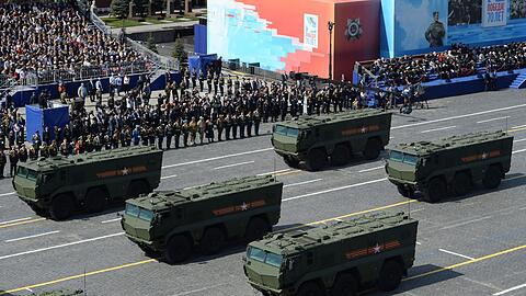 Kurzstrecken-Raketensysteme Iskander/SS-26 Stone fahren während der Parade zum Tag des Sieges auf dem Roten Platz.