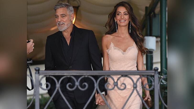 Sie strahlen um die Wette: Georg und Amal Clooney in Venedig.