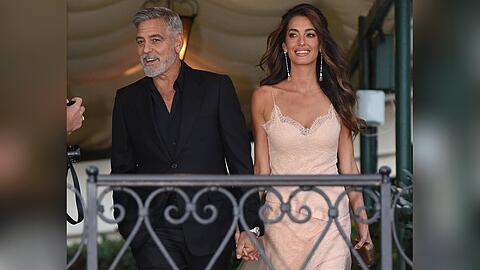 Sie strahlen um die Wette: Georg und Amal Clooney in Venedig.
